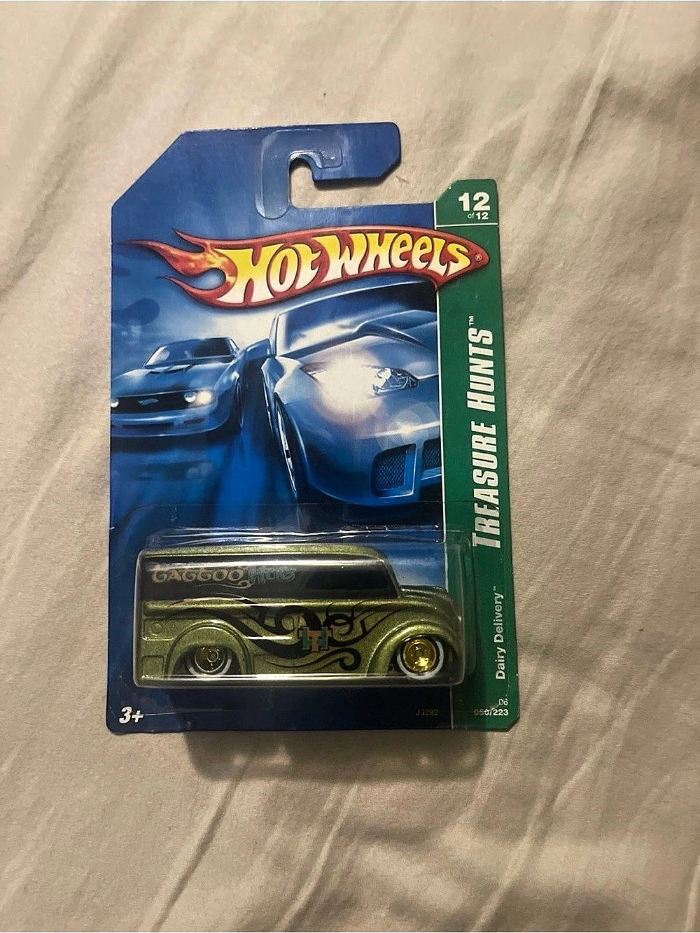 Hot Wheels Dairy Delivery Green & Gold NWT Die-Cast Super Treasure Hunt440